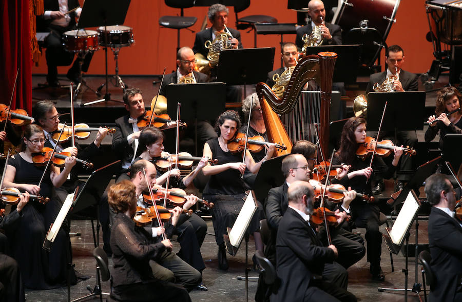 La orquesta Oviedo Filarmonía deleitó a los asistentes al teatro de la capital asturiana en el primer recital del año y en una jornada especial para su director, Lucas Macías, que se presentaba de manera oficial en un acto como este.