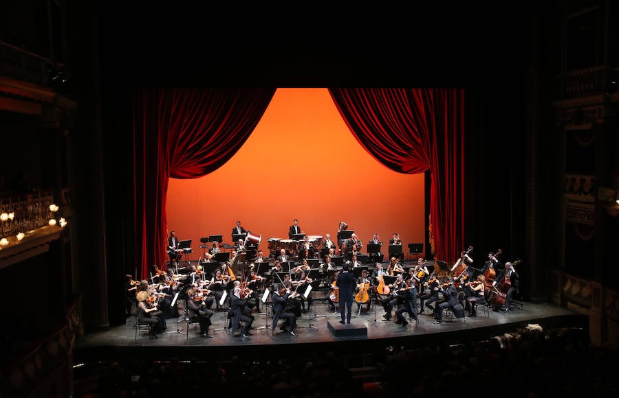 La orquesta Oviedo Filarmonía deleitó a los asistentes al teatro de la capital asturiana en el primer recital del año y en una jornada especial para su director, Lucas Macías, que se presentaba de manera oficial en un acto como este.