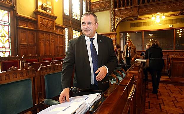 El consejero de Empleo, Industria y Turismo, Isaac Pola en la Junta General.