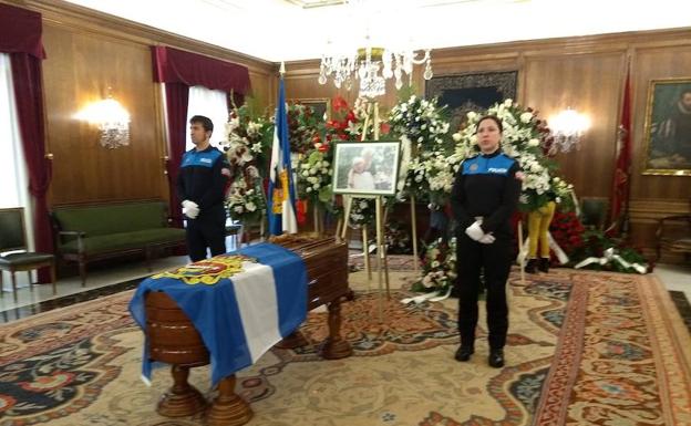 Dos agentes de la Policía Local escoltan el féretro de Ponga en el salón de recepciones del Ayuntamiento de Avilés. 