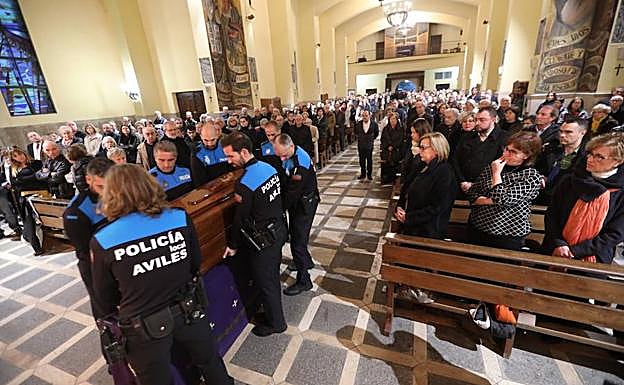 Siete policías locales portaron el féretro hasta la iglesia de Llaranes. 