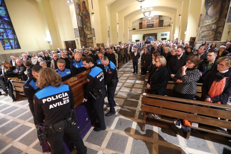 Emotivo y multitudinario funeral del primer alcalde avilesino de la democracia en la iglesia de Llaranes, donde su párroco, Jose María Murias, definió al exregidor como «hombre afable, positivo y fraternal».