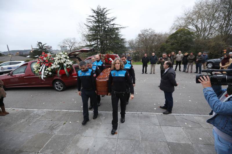Emotivo y multitudinario funeral del primer alcalde avilesino de la democracia en la iglesia de Llaranes, donde su párroco, Jose María Murias, definió al exregidor como «hombre afable, positivo y fraternal».