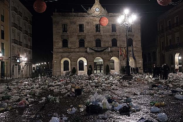 La plaza Mayor, repleta de basura al terminar la fiesta. 