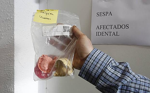 El SESPA ha comenzado a entregar expedientes y moldes a los afectados por el cierre de las clínicas de iDental. 