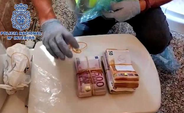 Un policía encuentra en un cuarto de baño el dinero obtenido por prostituir mujeres en clubes de Alicante.