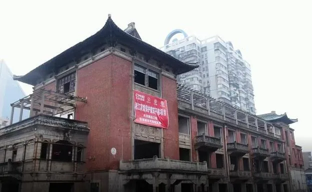 China desplaza intacto un hotel histórico de 5.000 toneladas