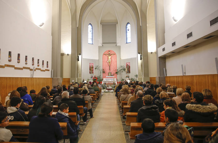 El funeral del niño de tres años, que murió al atragantarse con una uva, se celebró en la iglesia de San Esteban del Mar. 