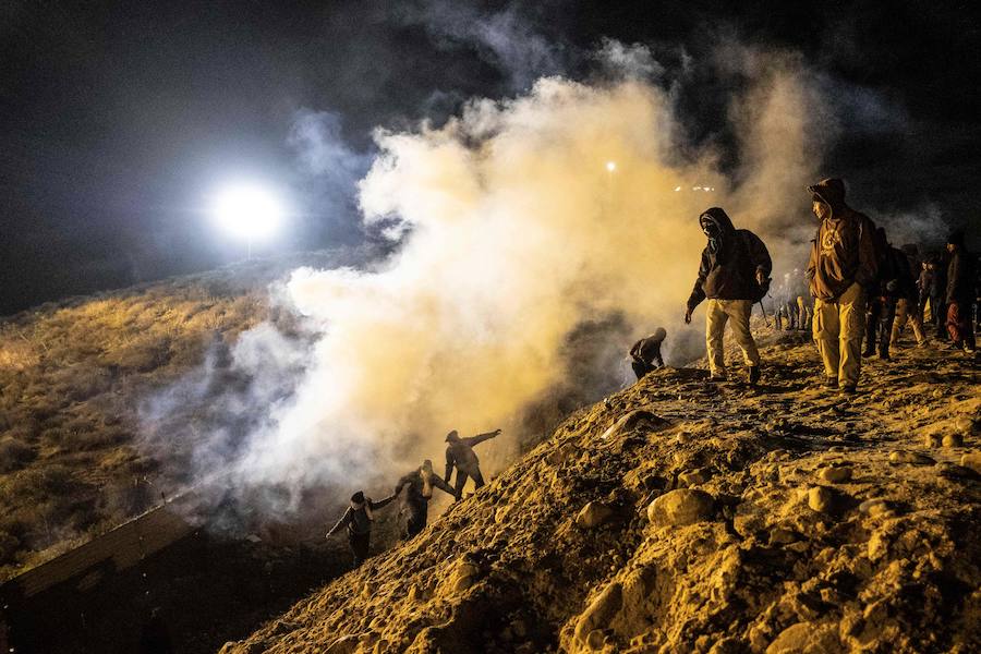 En torno a un millar de centroamericanos fracasaron en su intento desesperado de asaltar en masa y por la fuerza la frontera de Tijuana (México) con Estados Unidos