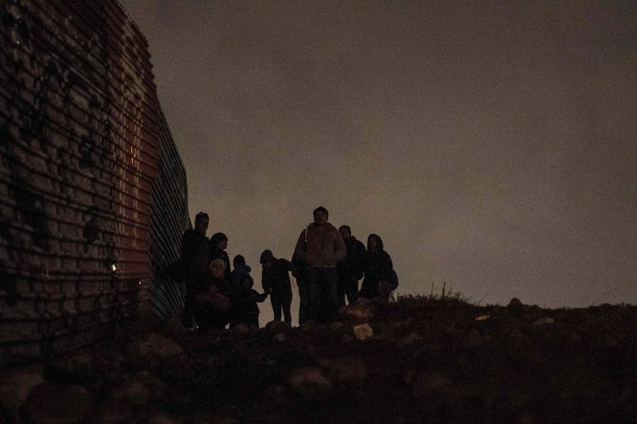 En torno a un millar de centroamericanos fracasaron en su intento desesperado de asaltar en masa y por la fuerza la frontera de Tijuana (México) con Estados Unidos