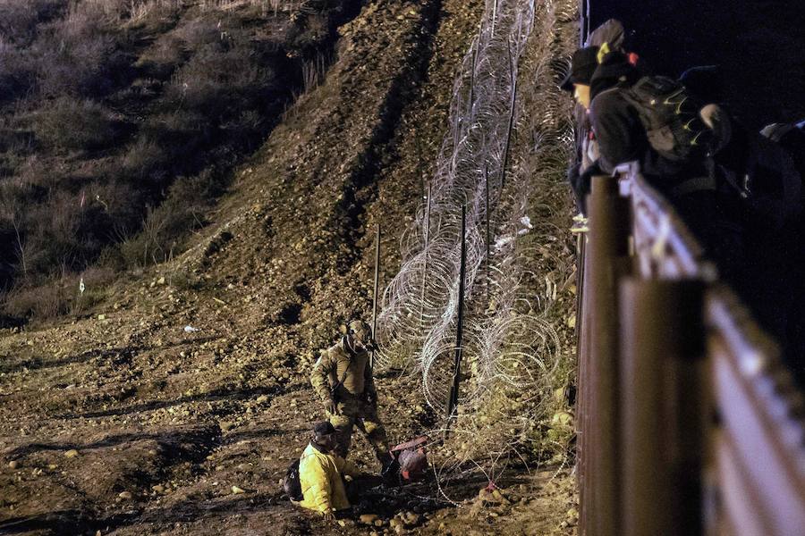 En torno a un millar de centroamericanos fracasaron en su intento desesperado de asaltar en masa y por la fuerza la frontera de Tijuana (México) con Estados Unidos