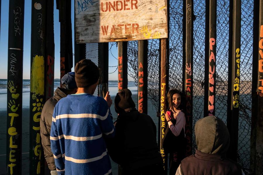 En torno a un millar de centroamericanos fracasaron en su intento desesperado de asaltar en masa y por la fuerza la frontera de Tijuana (México) con Estados Unidos