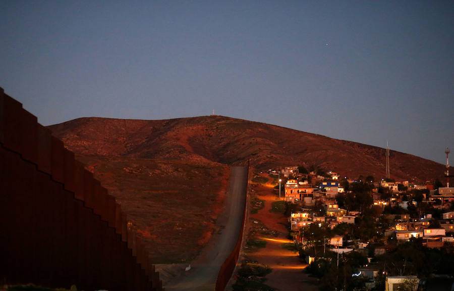 En torno a un millar de centroamericanos fracasaron en su intento desesperado de asaltar en masa y por la fuerza la frontera de Tijuana (México) con Estados Unidos