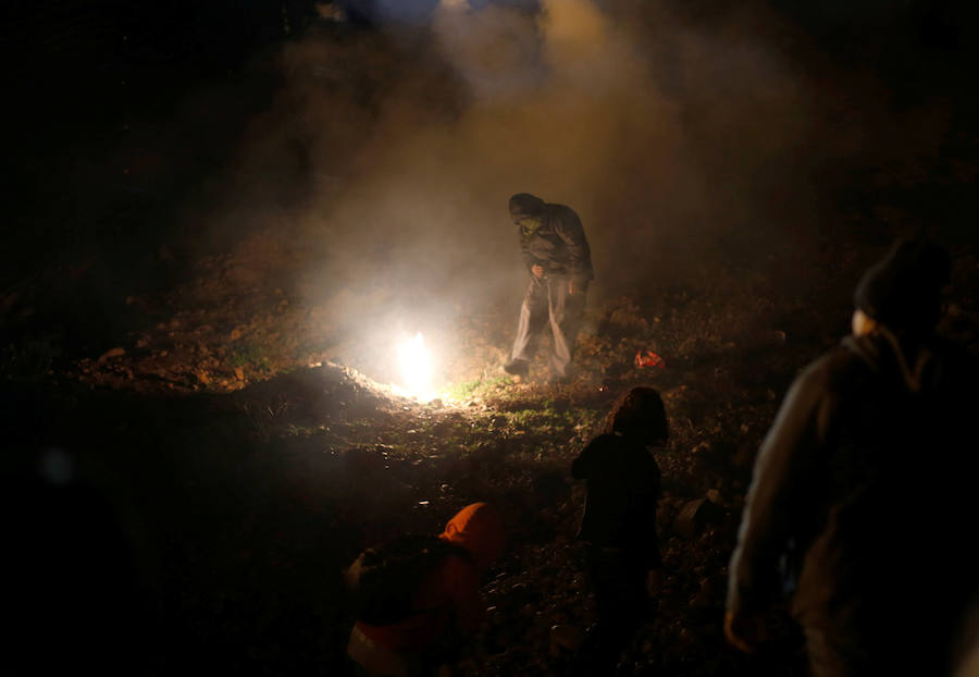 En torno a un millar de centroamericanos fracasaron en su intento desesperado de asaltar en masa y por la fuerza la frontera de Tijuana (México) con Estados Unidos