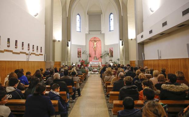 Imagen. amiliares y amigos de Thiago despiden al pequeño fallecido en Nochevieja en Gijón