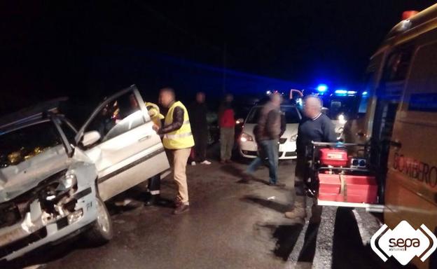 Los servicios de emergencias, antendiendo a los afectados. 