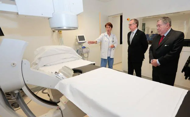 El consejero de Sanidad Francisco del Busto (centro), durante su visita al gijonés Hospital de Jove, en diciembre, tras la culminación de las obras de ampliación.