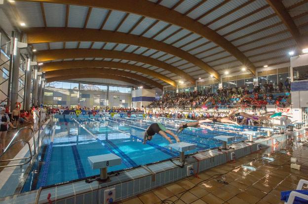 Imagen completa de la piscina del Quirinal, abarrotada ante la salida de una de las pruebas. 