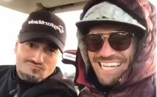 Bustamante y Hernanz en el carrito de golf, en Ribadesella. 