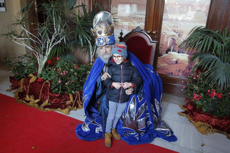 Largas colas a las puertas del Teatro Campoamor de Oviedo para ver a los Reyes Magos, que han tenido también un encuentro con las autoridades municipales.