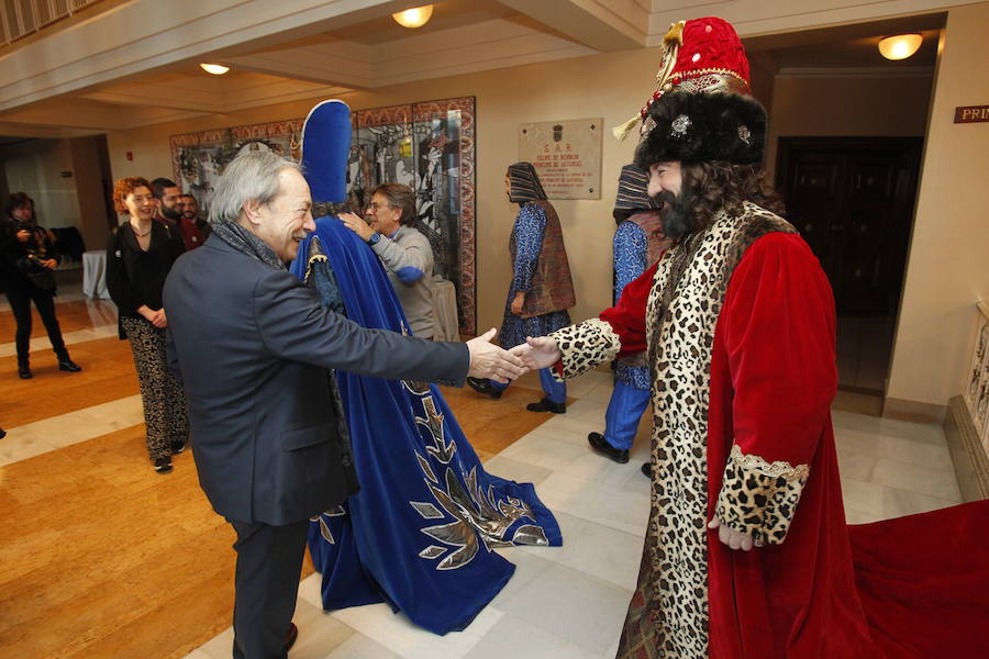 Largas colas a las puertas del Teatro Campoamor de Oviedo para ver a los Reyes Magos, que han tenido también un encuentro con las autoridades municipales.