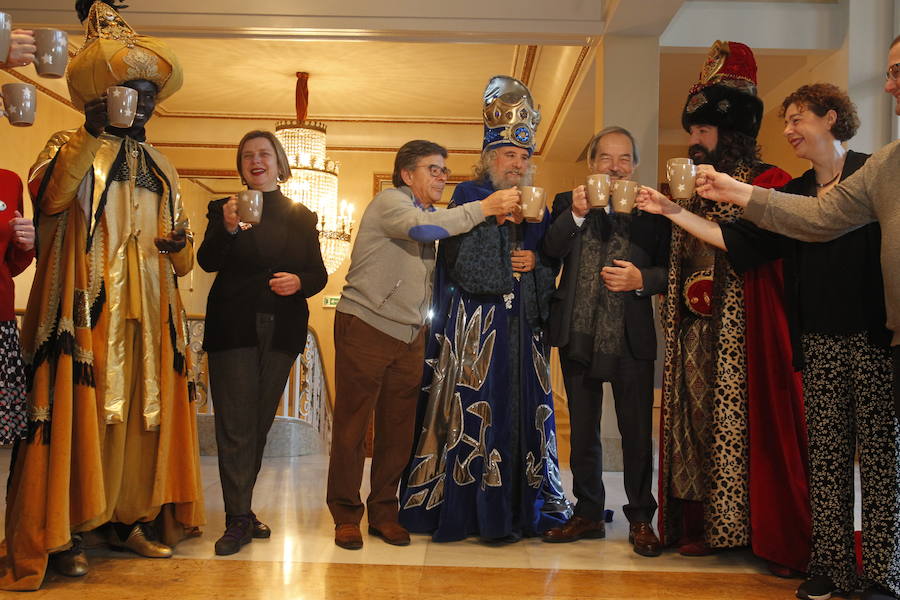 Largas colas a las puertas del Teatro Campoamor de Oviedo para ver a los Reyes Magos, que han tenido también un encuentro con las autoridades municipales.
