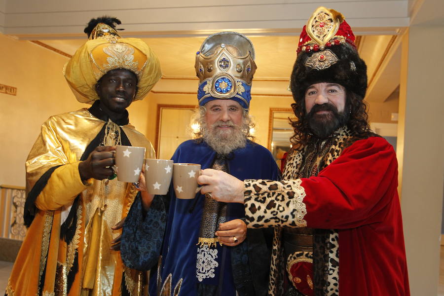 Largas colas a las puertas del Teatro Campoamor de Oviedo para ver a los Reyes Magos, que han tenido también un encuentro con las autoridades municipales.