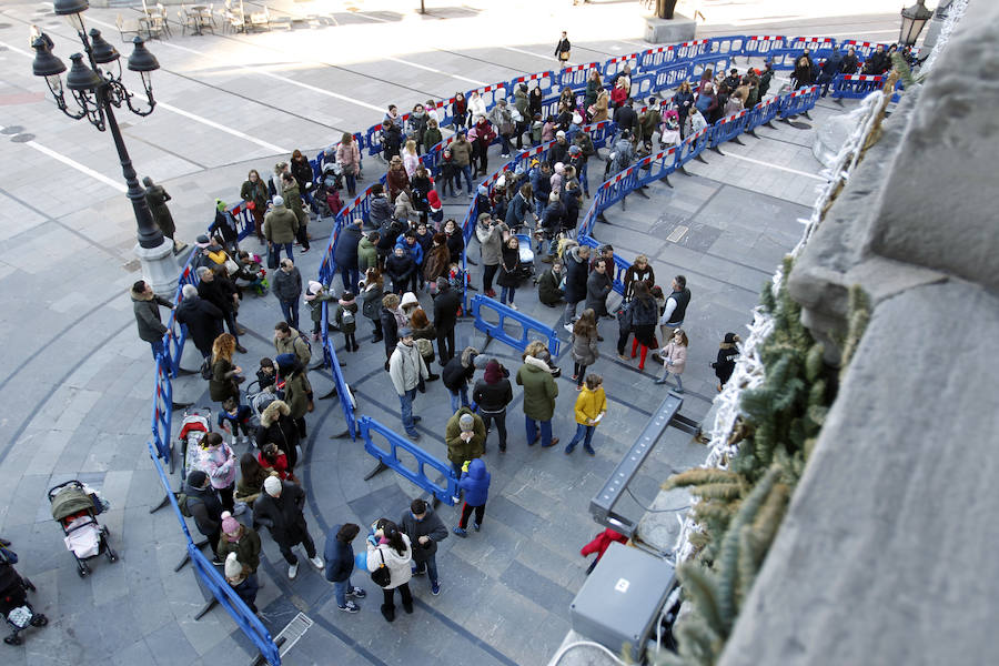 Largas colas a las puertas del Teatro Campoamor de Oviedo para ver a los Reyes Magos, que han tenido también un encuentro con las autoridades municipales.