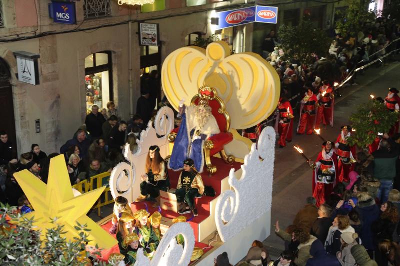 Los Reyes Magos llegaron en barco a Llanes, donde les esperaban centenares de personas que les acompañaron a lo largo de su recorrido por el centro de la villa. 
