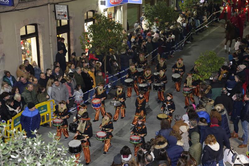 Los Reyes Magos llegaron en barco a Llanes, donde les esperaban centenares de personas que les acompañaron a lo largo de su recorrido por el centro de la villa. 