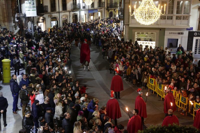 Los Reyes Magos llegaron en barco a Llanes, donde les esperaban centenares de personas que les acompañaron a lo largo de su recorrido por el centro de la villa. 
