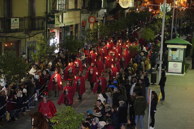Los Reyes Magos llegaron en barco a Llanes, donde les esperaban centenares de personas que les acompañaron a lo largo de su recorrido por el centro de la villa. 