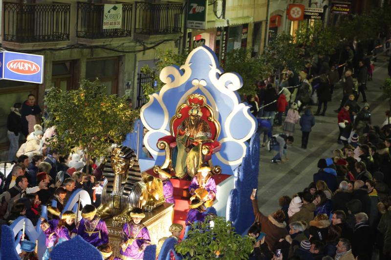 Los Reyes Magos llegaron en barco a Llanes, donde les esperaban centenares de personas que les acompañaron a lo largo de su recorrido por el centro de la villa. 