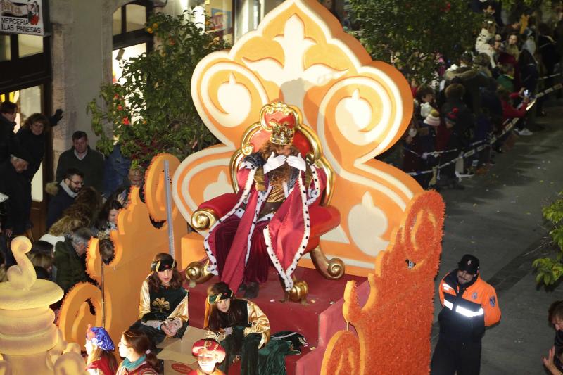 Los Reyes Magos llegaron en barco a Llanes, donde les esperaban centenares de personas que les acompañaron a lo largo de su recorrido por el centro de la villa. 