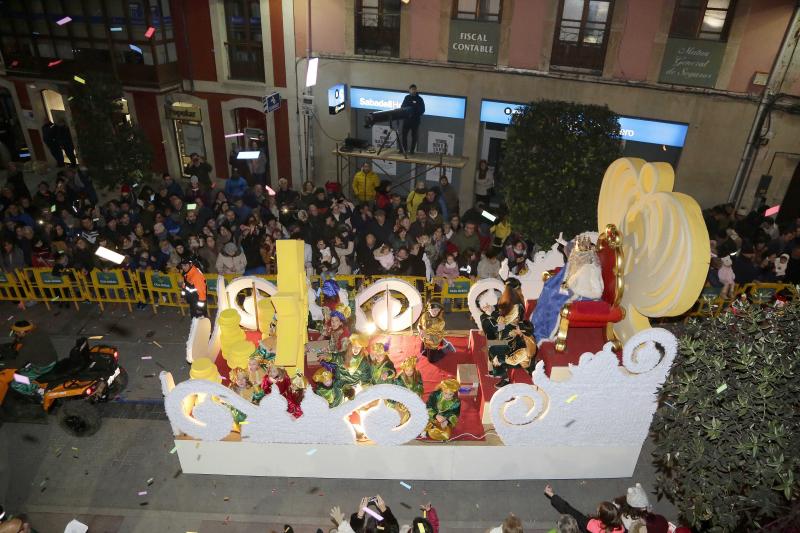 Los Reyes Magos llegaron en barco a Llanes, donde les esperaban centenares de personas que les acompañaron a lo largo de su recorrido por el centro de la villa. 