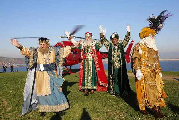 Gaspar, Melchor, Baltasar y el Príncipe Aliatar, segundos después de su llegada al Cerro de Santa Catalina en el helicóptero real. 