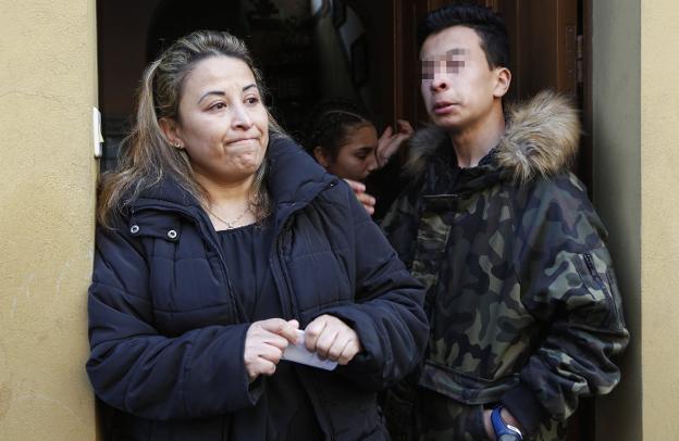 Viviana Bustos y su hijo, Kevin Alexis, a la puerta de su casa en El Natahoyo. 