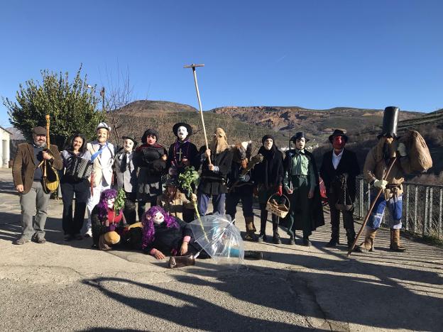 Los músicos acompañaron a los personajes de la mascarada ibiense en el recorrido por los pueblos de la parroquia de Tormaleo. 