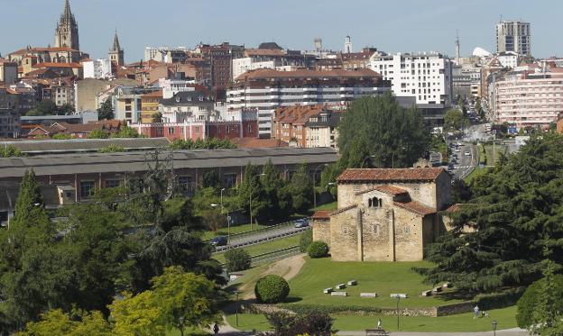 Uno de los principales objetivos de la actuación es proteger la iglesia de Santullano. 