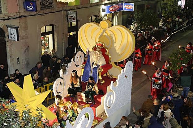 Melchor fue el primero de los tres reyes en aparecer en la cabalgata de Llanes, y lo hizo a bordo de una carroza dorada y precedido por la Estrella de Belén. 