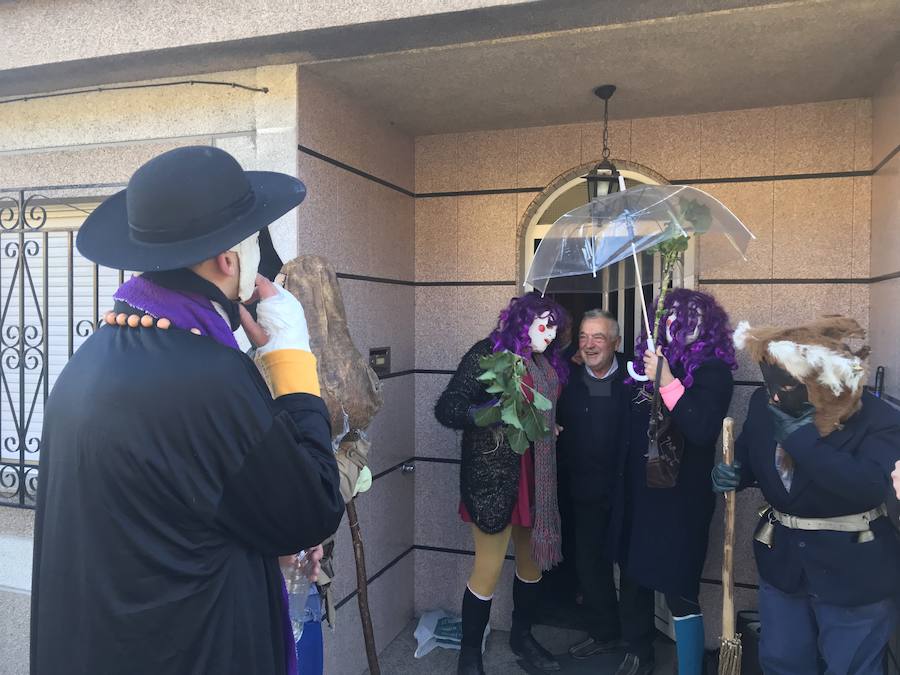 La tradicional mascarada de invierno recuperada en 2007 por la asociación cultural Tío Vitán volvió a sembrar el 'caos' en las calles de Tormaleo, en Ibias. Las travesuras de 'guapos' y 'feos' divirtieron a los vecinos, que cada año esperan sus llegada.