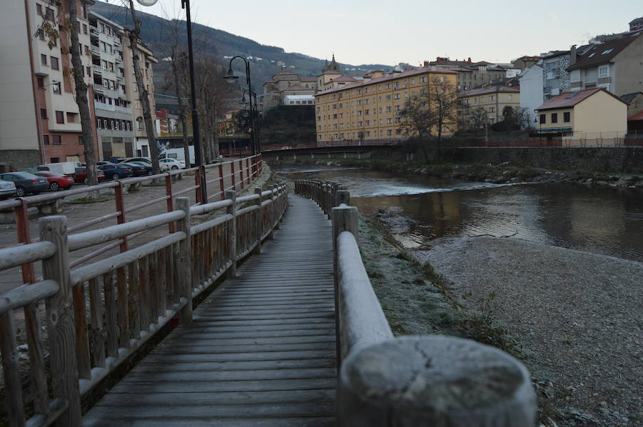 Gijón, Cangas del Narcea, Oviedo o Pajeres, al igual que otros muchos rincones de la región, amanecieron cubiertas de hielo