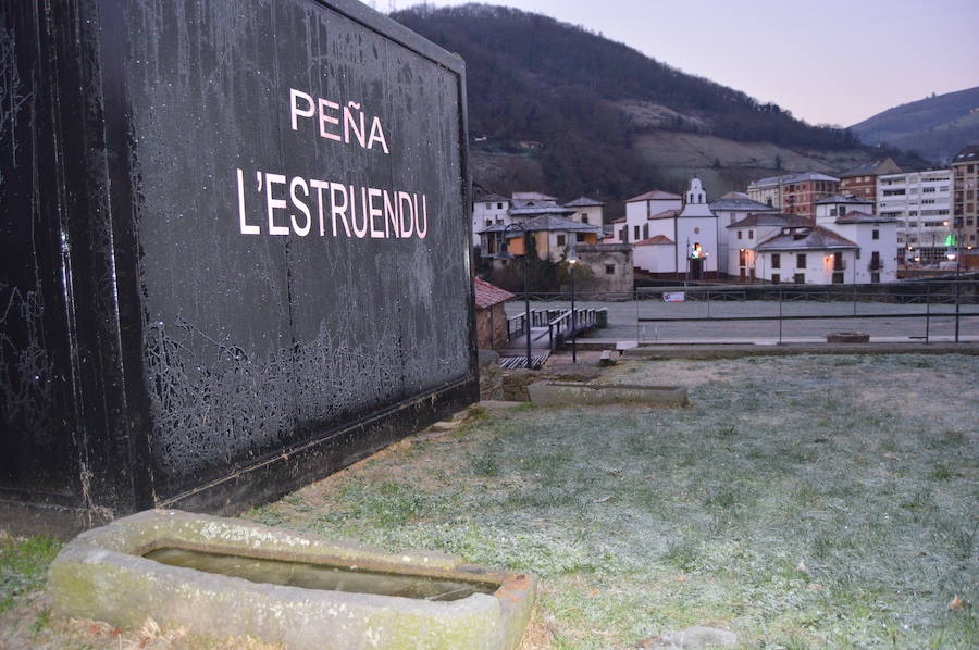 Gijón, Cangas del Narcea, Oviedo o Pajeres, al igual que otros muchos rincones de la región, amanecieron cubiertas de hielo