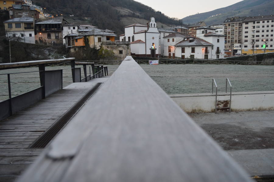 Gijón, Cangas del Narcea, Oviedo o Pajeres, al igual que otros muchos rincones de la región, amanecieron cubiertas de hielo