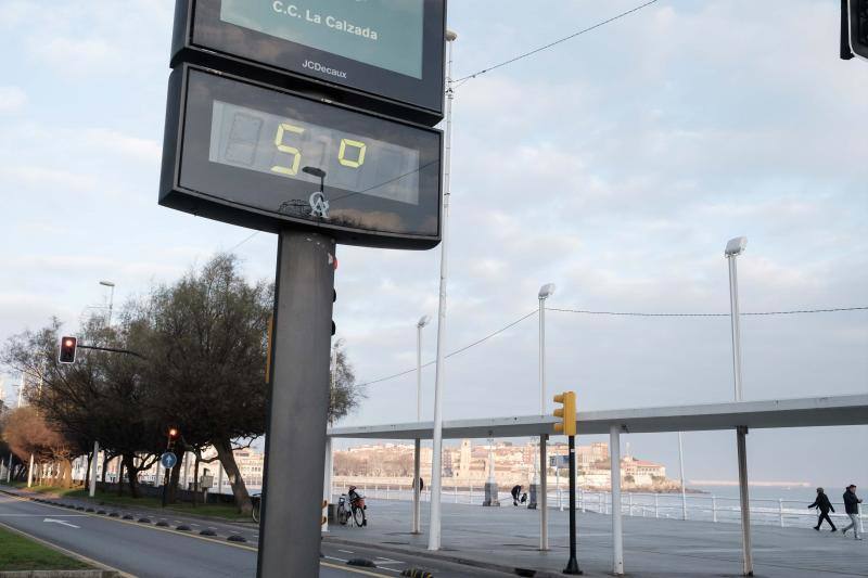 Gijón, Cangas del Narcea, Oviedo o Pajeres, al igual que otros muchos rincones de la región, amanecieron cubiertas de hielo