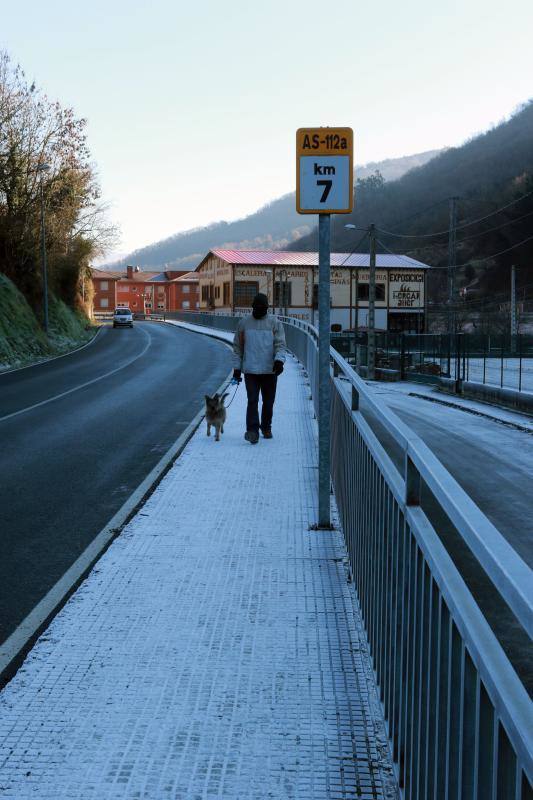 Gijón, Cangas del Narcea, Oviedo o Pajeres, al igual que otros muchos rincones de la región, amanecieron cubiertas de hielo