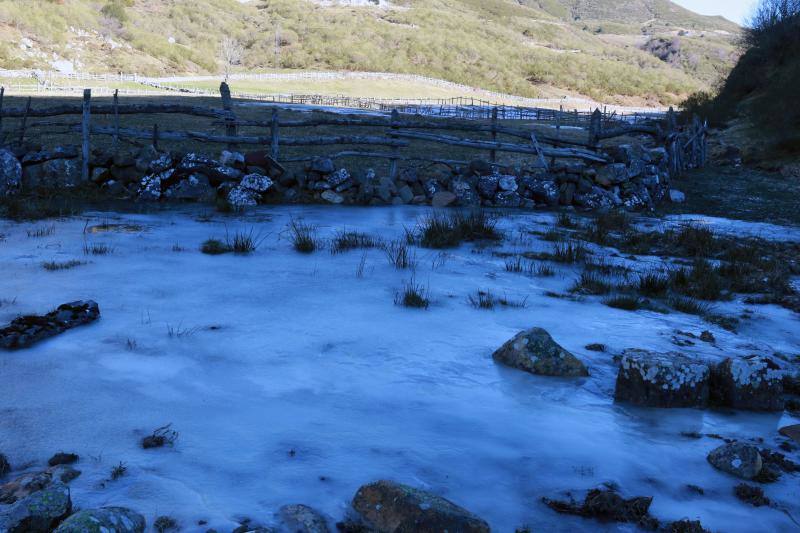 Gijón, Cangas del Narcea, Oviedo o Pajeres, al igual que otros muchos rincones de la región, amanecieron cubiertas de hielo