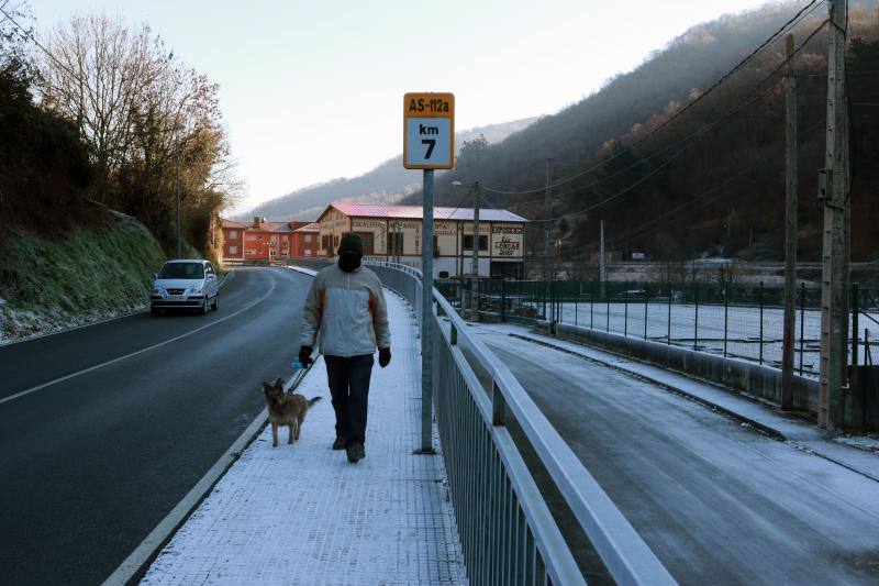 Gijón, Cangas del Narcea, Oviedo o Pajeres, al igual que otros muchos rincones de la región, amanecieron cubiertas de hielo