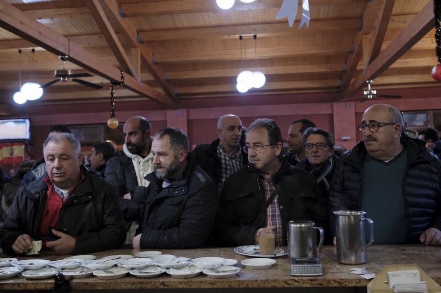 Siete autobuses completamente llenos partieron esta mañana desde Parque Astur hacia la capital para participar en una movilización ante el Ministerio de Industria bajo el lema: «¡Alcoa no se cierra!»