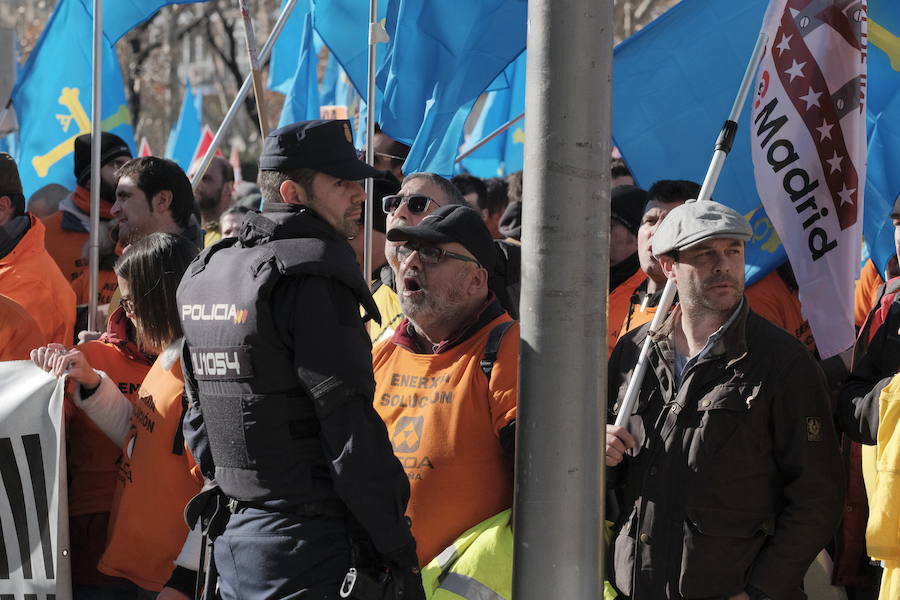 Mil personas respaldan en Madrid la concentración ante el Ministerio de Industria